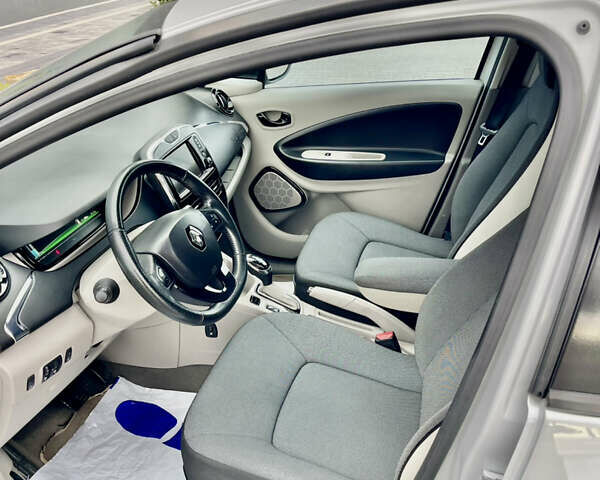 Белый Рено Зое, объемом двигателя 0 л и пробегом 124 тыс. км за 7000 $, фото 18 на Automoto.ua