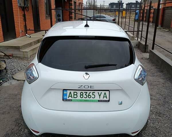 Белый Рено Зое, объемом двигателя 0 л и пробегом 240 тыс. км за 5999 $, фото 12 на Automoto.ua