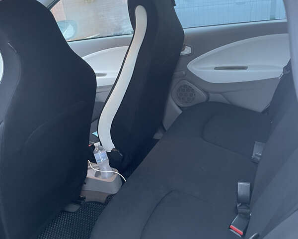 Білий Рено Зое, об'ємом двигуна 0 л та пробігом 94 тис. км за 7000 $, фото 3 на Automoto.ua