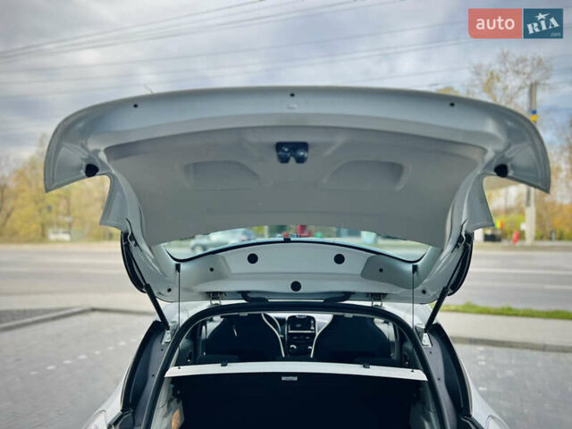 Білий Рено Зое, об'ємом двигуна 0 л та пробігом 160 тис. км за 7500 $, фото 17 на Automoto.ua