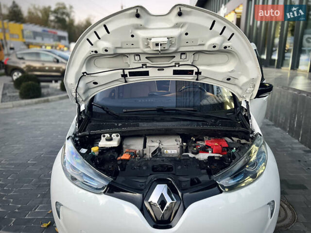 Белый Рено Зое, объемом двигателя 0 л и пробегом 127 тыс. км за 7150 $, фото 21 на Automoto.ua