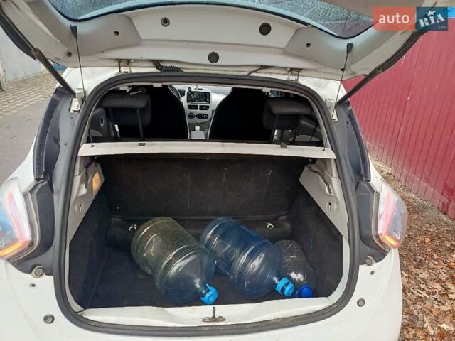 Білий Рено Зое, об'ємом двигуна 0 л та пробігом 153 тис. км за 6600 $, фото 10 на Automoto.ua