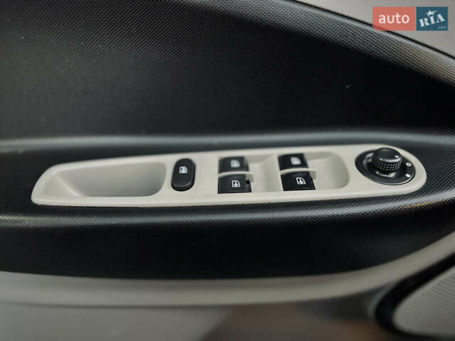 Белый Рено Зое, объемом двигателя 0 л и пробегом 127 тыс. км за 7150 $, фото 39 на Automoto.ua