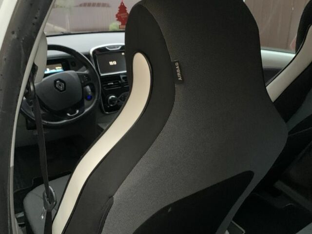 Білий Рено Зое, об'ємом двигуна 0 л та пробігом 68 тис. км за 5800 $, фото 16 на Automoto.ua