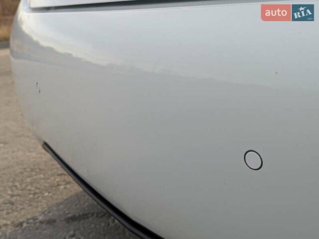 Белый Рено Зое, объемом двигателя 0 л и пробегом 85 тыс. км за 6900 $, фото 23 на Automoto.ua