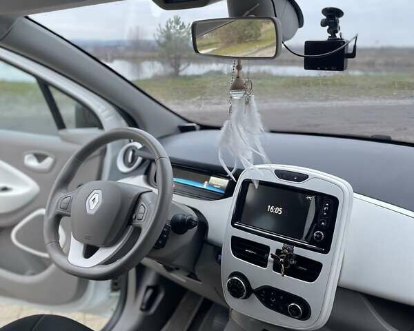 Білий Рено Зое, об'ємом двигуна 0 л та пробігом 107 тис. км за 6400 $, фото 11 на Automoto.ua