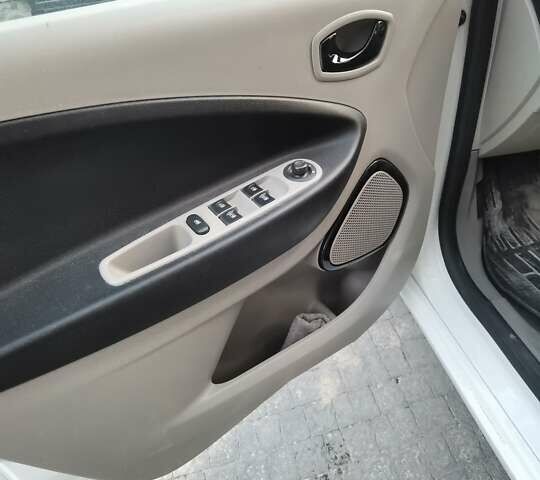 Білий Рено Зое, об'ємом двигуна 0 л та пробігом 131 тис. км за 6300 $, фото 26 на Automoto.ua