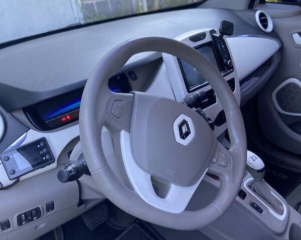 Белый Рено Зое, объемом двигателя 0 л и пробегом 96 тыс. км за 6900 $, фото 9 на Automoto.ua