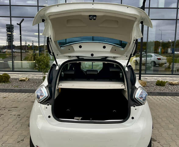 Белый Рено Зое, объемом двигателя 0 л и пробегом 124 тыс. км за 7000 $, фото 10 на Automoto.ua