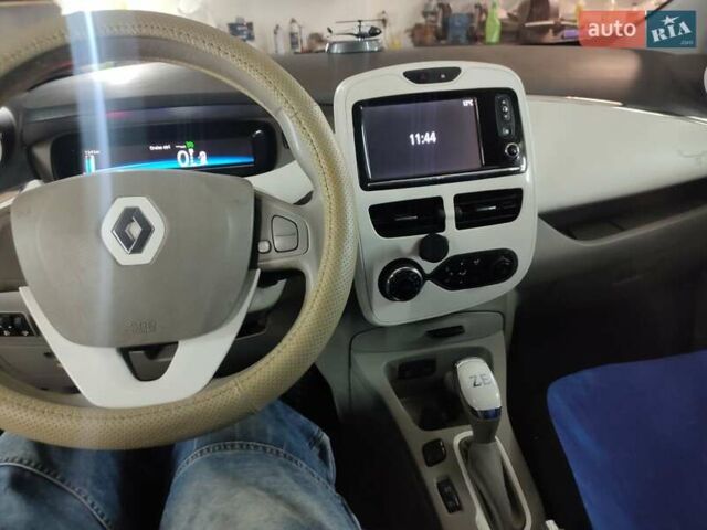 Белый Рено Зое, объемом двигателя 0 л и пробегом 364 тыс. км за 5600 $, фото 5 на Automoto.ua