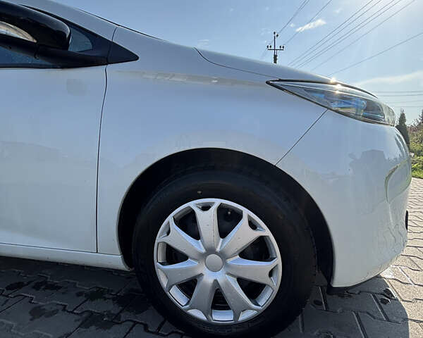 Белый Рено Зое, объемом двигателя 0 л и пробегом 111 тыс. км за 6500 $, фото 31 на Automoto.ua