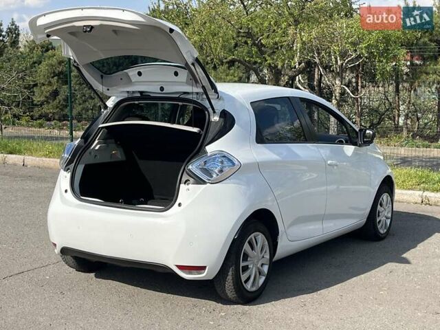 Белый Рено Зое, объемом двигателя 0 л и пробегом 195 тыс. км за 5999 $, фото 52 на Automoto.ua