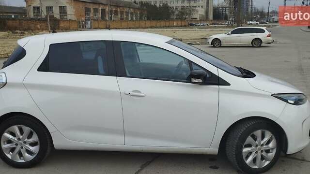Белый Рено Зое, объемом двигателя 0 л и пробегом 94 тыс. км за 7600 $, фото 2 на Automoto.ua