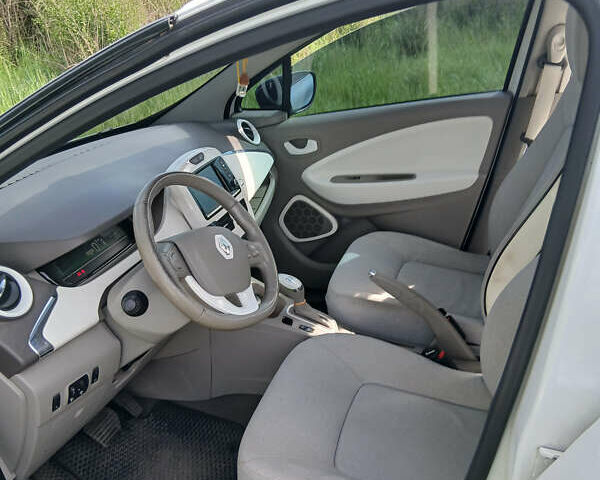 Белый Рено Зое, объемом двигателя 0 л и пробегом 121 тыс. км за 7900 $, фото 4 на Automoto.ua
