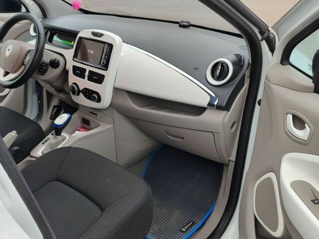 Білий Рено Зое, об'ємом двигуна 0 л та пробігом 98 тис. км за 5866 $, фото 21 на Automoto.ua