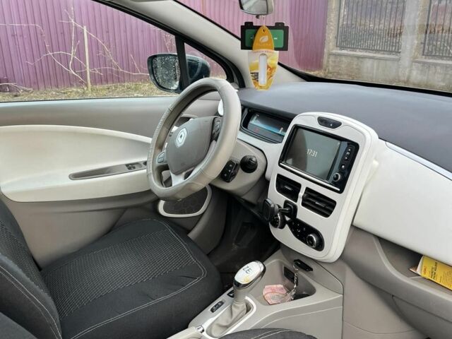 Белый Рено Зое, объемом двигателя 0 л и пробегом 300 тыс. км за 5000 $, фото 5 на Automoto.ua