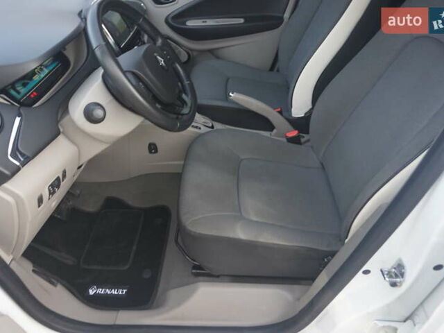 Белый Рено Зое, объемом двигателя 0 л и пробегом 86 тыс. км за 7200 $, фото 27 на Automoto.ua