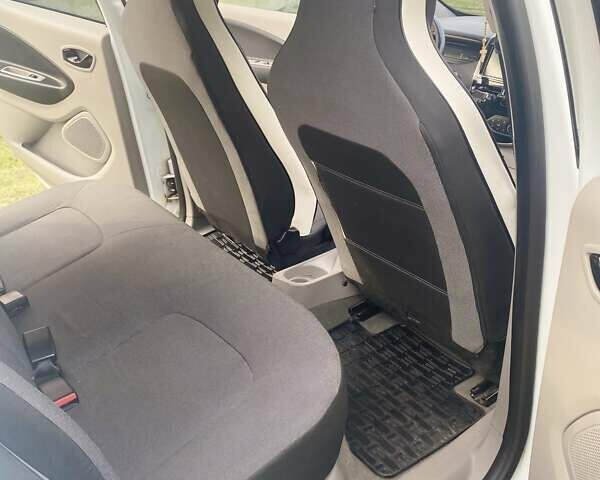 Белый Рено Зое, объемом двигателя 0 л и пробегом 126 тыс. км за 6800 $, фото 13 на Automoto.ua