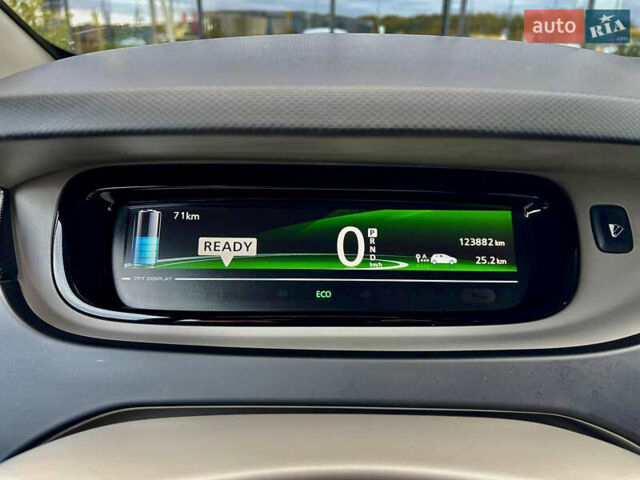 Белый Рено Зое, объемом двигателя 0 л и пробегом 124 тыс. км за 7000 $, фото 22 на Automoto.ua