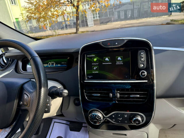 Білий Рено Зое, об'ємом двигуна 0 л та пробігом 68 тис. км за 6976 $, фото 22 на Automoto.ua