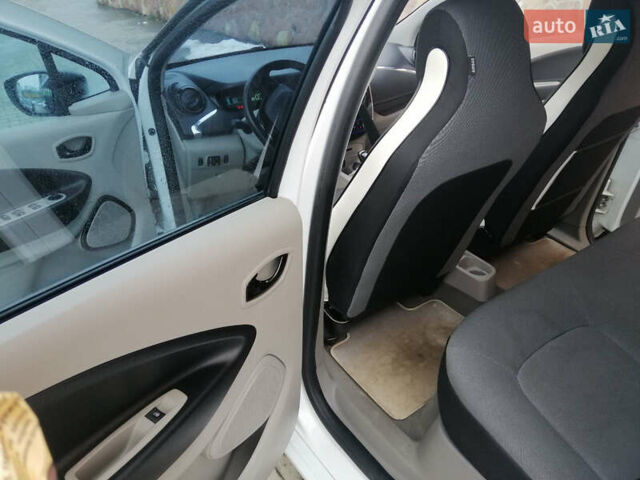 Белый Рено Зое, объемом двигателя 0 л и пробегом 145 тыс. км за 8200 $, фото 17 на Automoto.ua
