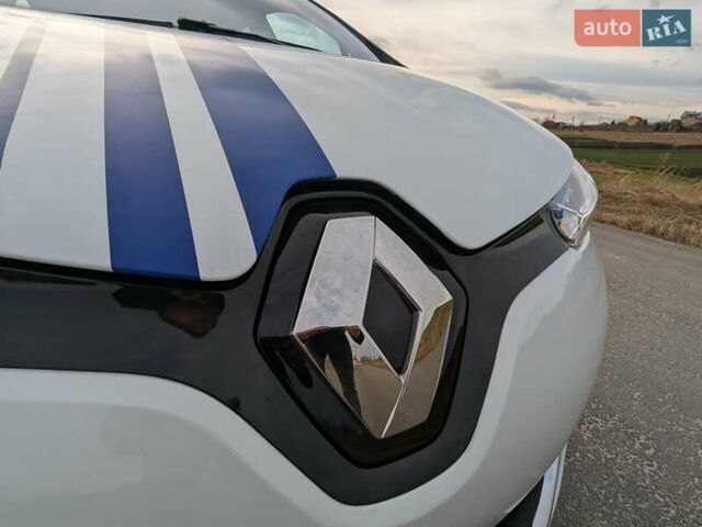 Белый Рено Зое, объемом двигателя 0 л и пробегом 85 тыс. км за 6900 $, фото 60 на Automoto.ua