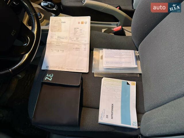 Белый Рено Зое, объемом двигателя 0 л и пробегом 127 тыс. км за 7150 $, фото 51 на Automoto.ua