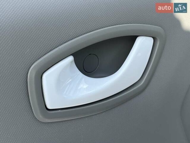 Белый Рено Зое, объемом двигателя 0 л и пробегом 195 тыс. км за 5999 $, фото 23 на Automoto.ua