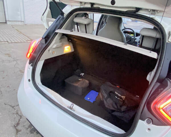 Белый Рено Зое, объемом двигателя 0 л и пробегом 159 тыс. км за 7550 $, фото 15 на Automoto.ua