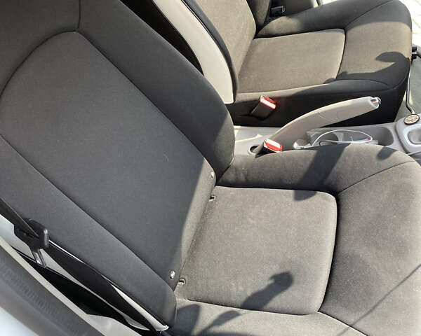 Белый Рено Зое, объемом двигателя 0 л и пробегом 93 тыс. км за 7150 $, фото 4 на Automoto.ua