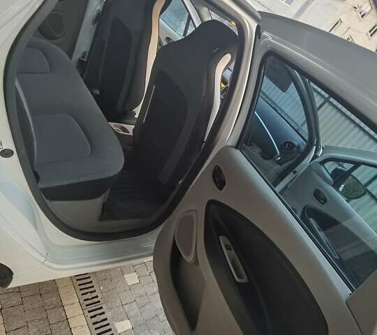 Білий Рено Зое, об'ємом двигуна 0 л та пробігом 131 тис. км за 6300 $, фото 16 на Automoto.ua