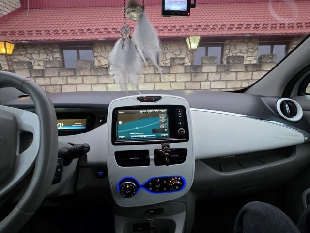 Белый Рено Зое, объемом двигателя 0 л и пробегом 107 тыс. км за 6400 $, фото 6 на Automoto.ua