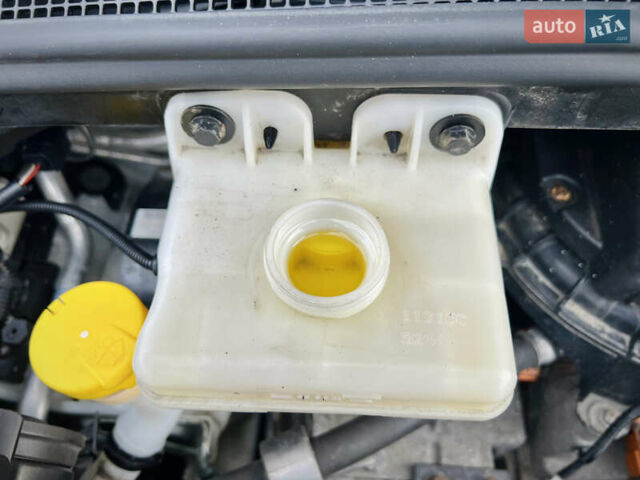 Білий Рено Зое, об'ємом двигуна 0 л та пробігом 160 тис. км за 7500 $, фото 48 на Automoto.ua