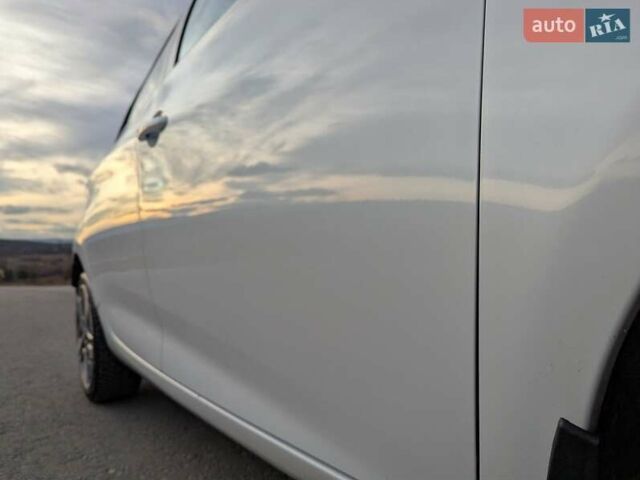 Белый Рено Зое, объемом двигателя 0 л и пробегом 85 тыс. км за 6900 $, фото 50 на Automoto.ua