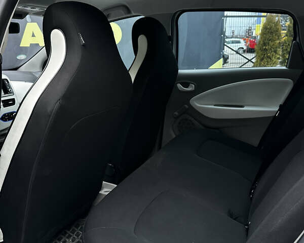 Белый Рено Зое, объемом двигателя 0 л и пробегом 90 тыс. км за 6400 $, фото 8 на Automoto.ua