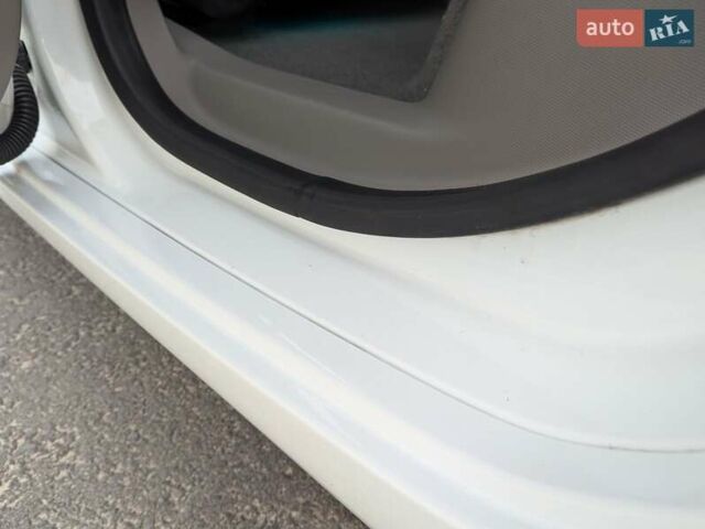 Белый Рено Зое, объемом двигателя 0 л и пробегом 85 тыс. км за 6900 $, фото 33 на Automoto.ua