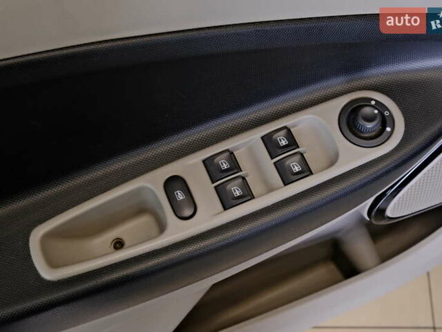 Белый Рено Зое, объемом двигателя 0 л и пробегом 109 тыс. км за 7500 $, фото 40 на Automoto.ua