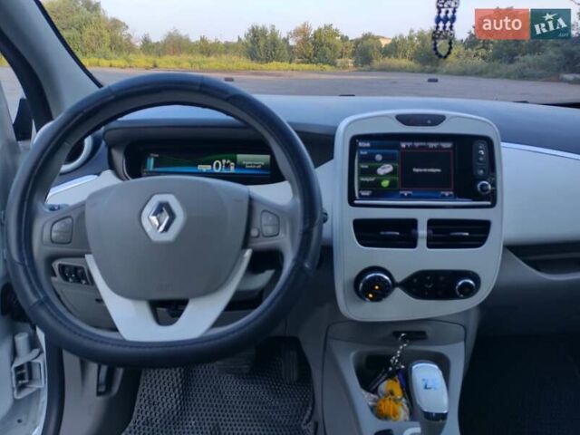 Белый Рено Зое, объемом двигателя 0 л и пробегом 100 тыс. км за 11999 $, фото 22 на Automoto.ua