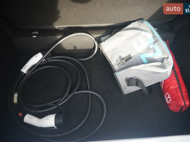 Белый Рено Зое, объемом двигателя 0 л и пробегом 86 тыс. км за 7200 $, фото 50 на Automoto.ua