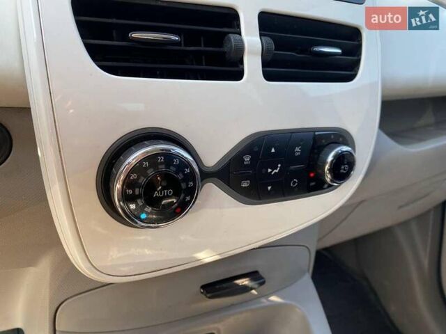 Білий Рено Зое, об'ємом двигуна 0 л та пробігом 91 тис. км за 6940 $, фото 19 на Automoto.ua