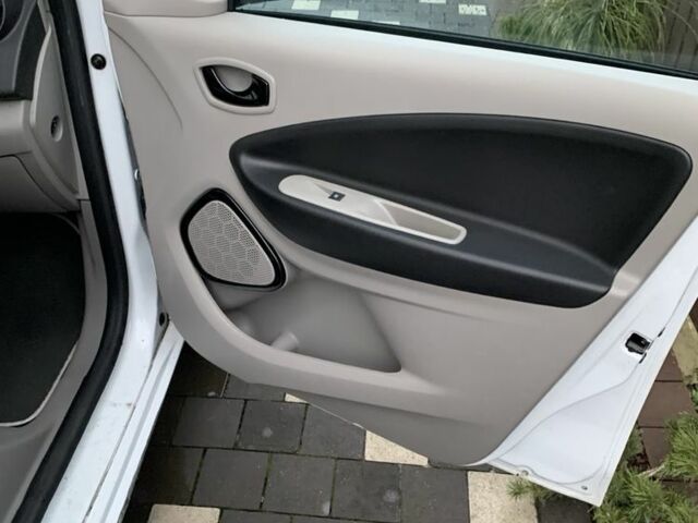 Білий Рено Зое, об'ємом двигуна 0 л та пробігом 68 тис. км за 5800 $, фото 9 на Automoto.ua