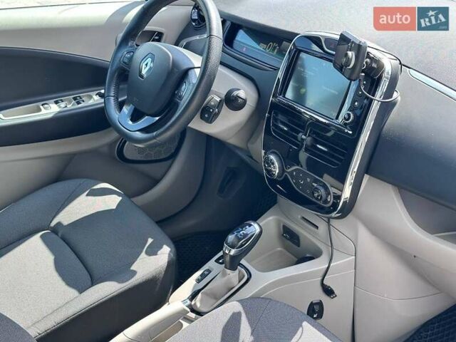 Белый Рено Зое, объемом двигателя 0 л и пробегом 70 тыс. км за 8600 $, фото 24 на Automoto.ua