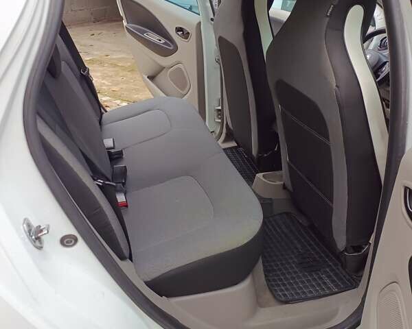 Белый Рено Зое, объемом двигателя 0 л и пробегом 231 тыс. км за 5900 $, фото 22 на Automoto.ua