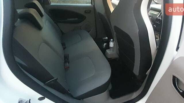 Белый Рено Зое, объемом двигателя 0 л и пробегом 152 тыс. км за 6800 $, фото 8 на Automoto.ua