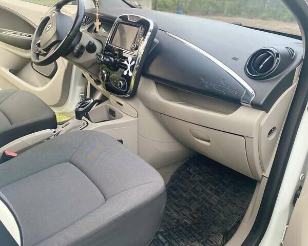 Белый Рено Зое, объемом двигателя 0 л и пробегом 126 тыс. км за 6800 $, фото 2 на Automoto.ua