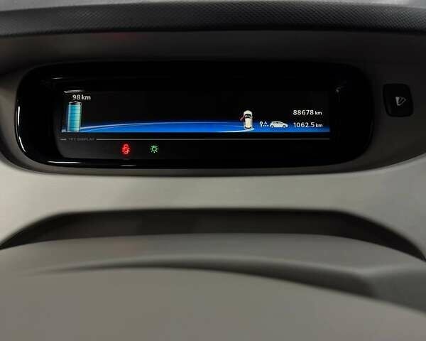 Белый Рено Зое, объемом двигателя 0 л и пробегом 89 тыс. км за 6700 $, фото 24 на Automoto.ua