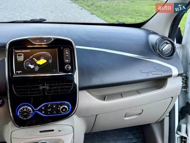 Белый Рено Зое, объемом двигателя 0 л и пробегом 147 тыс. км за 5999 $, фото 45 на Automoto.ua