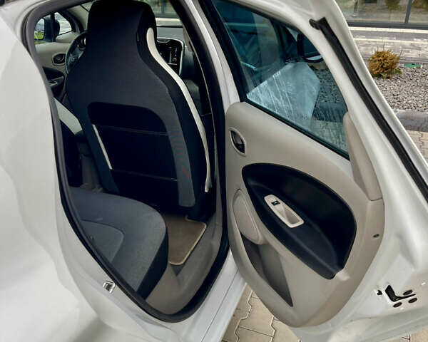 Белый Рено Зое, объемом двигателя 0 л и пробегом 124 тыс. км за 7000 $, фото 14 на Automoto.ua