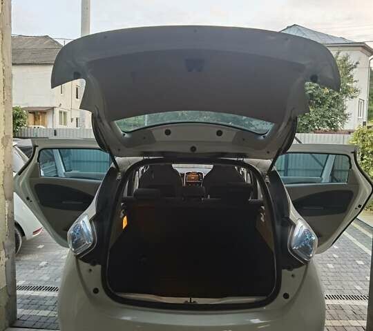 Білий Рено Зое, об'ємом двигуна 0 л та пробігом 131 тис. км за 6300 $, фото 29 на Automoto.ua