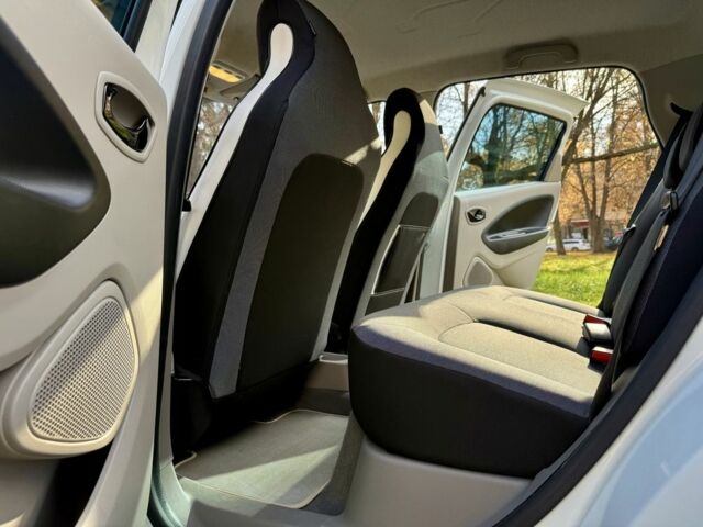 Білий Рено Зое, об'ємом двигуна 0 л та пробігом 68 тис. км за 6965 $, фото 17 на Automoto.ua